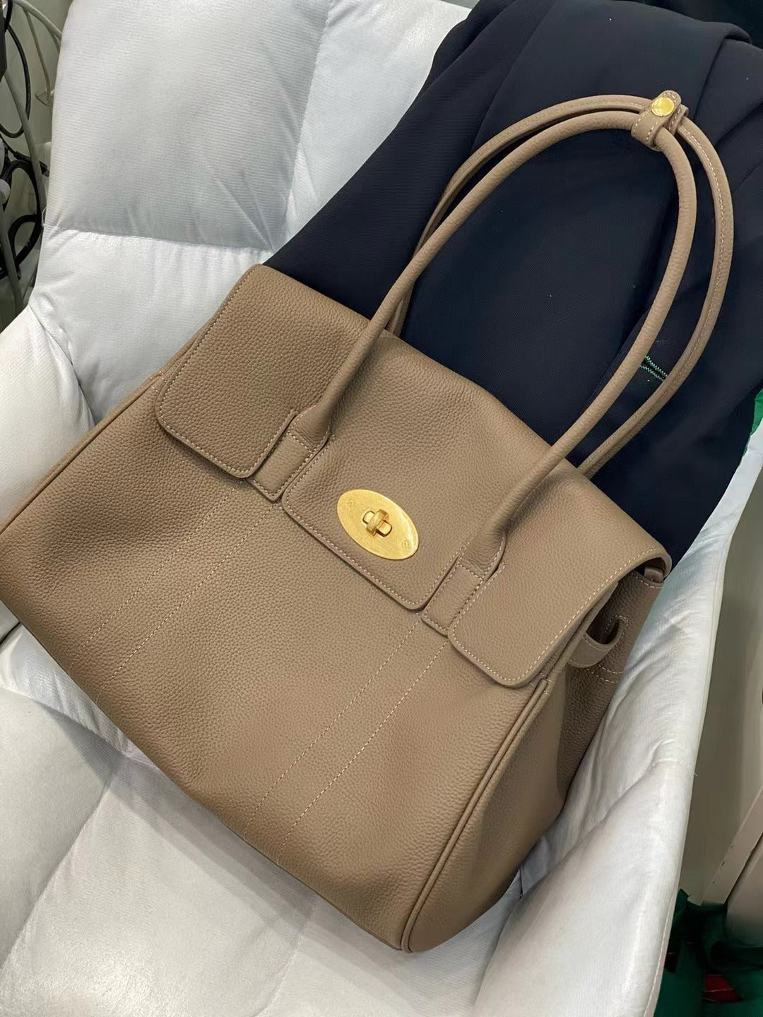 Klassisk handväska i beige läderlook med gulddetaljer – Itsbag