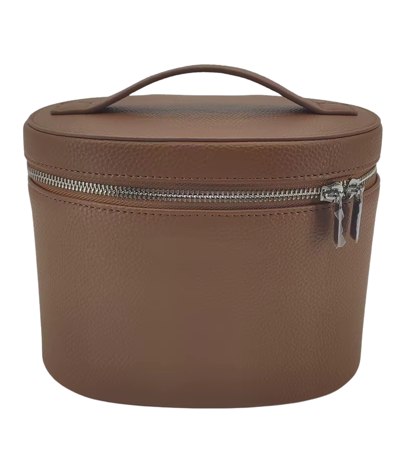 Brun necessär i läderlook – stilren toalettväska med stabil boxform