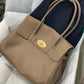 Klassisk handväska i beige läderlook med gulddetaljer – Itsbag