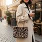 Leopardmönstrad handväska i stadsmiljö – trendig vardagslook