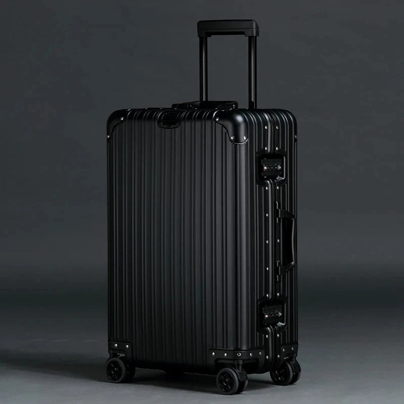 Itsbag.se black aluminum travel suitcase with TSA lock and 360° wheels, adjustable handle, ribbed design.