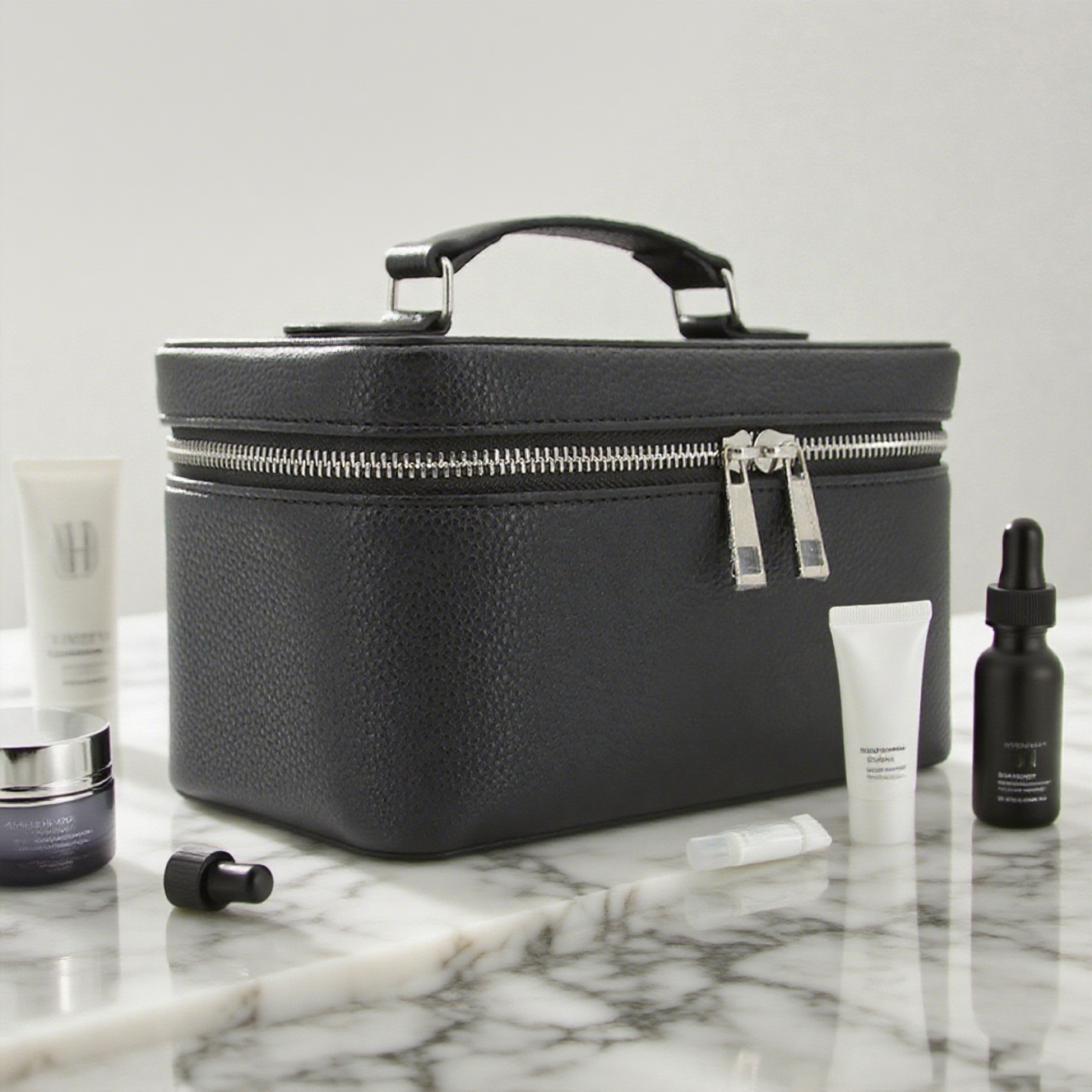 Necessär i läderlook framifrån – elegant sminkväska med dubbel dragkedja