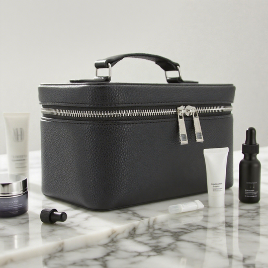 Necessär i läderlook framifrån – elegant sminkväska med dubbel dragkedja