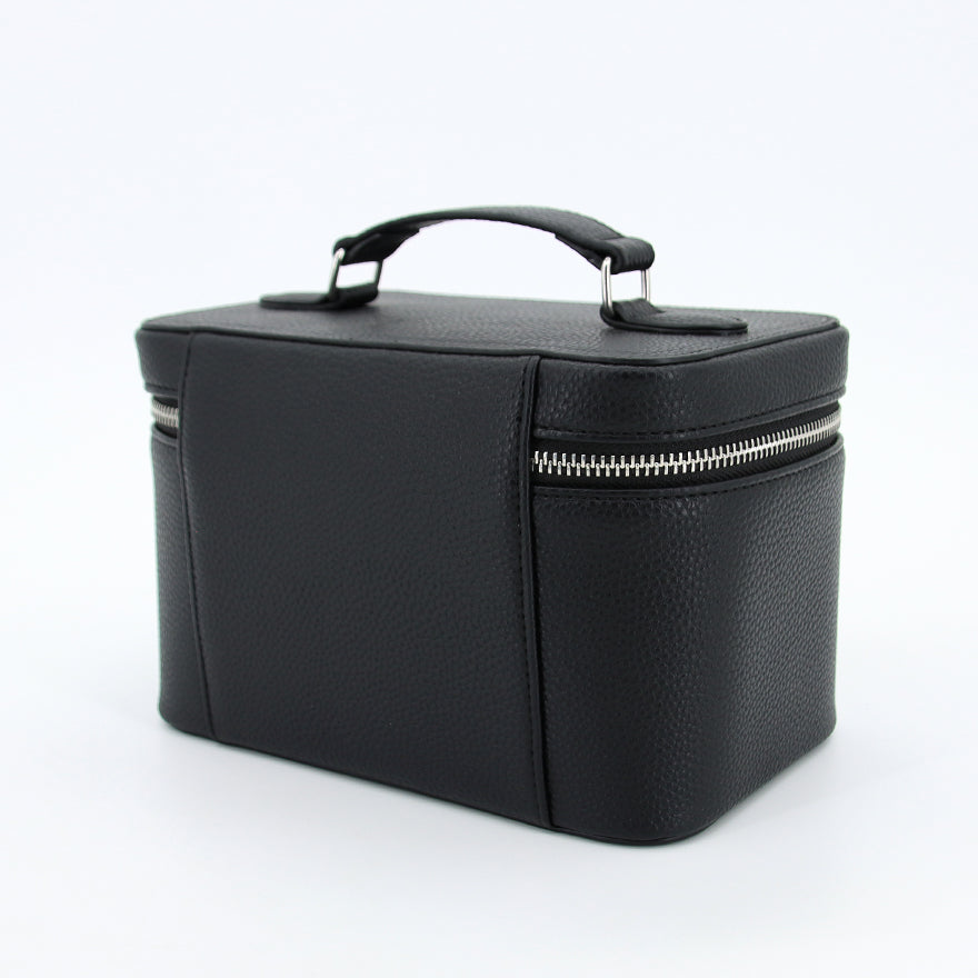 Necessär i läderlook bakifrån – stilren toalettväska med stabil form