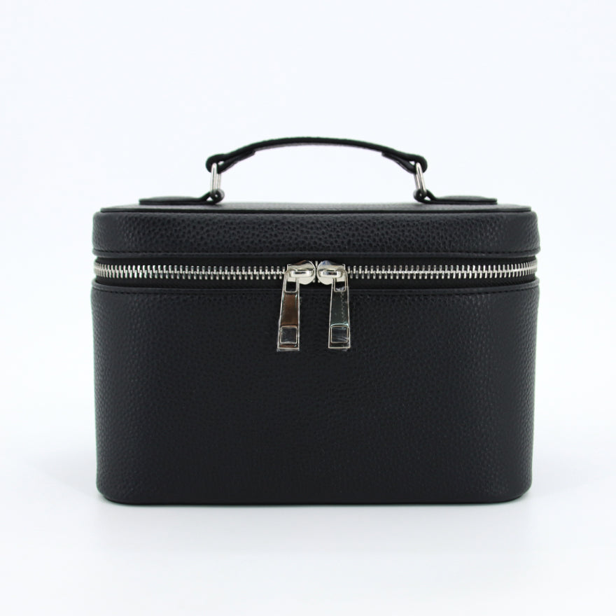 Svart necessär i läderlook – rymlig sminkväska och toalettväska för resa och vardag