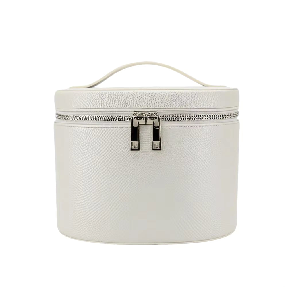 Vit necessär i läderlook – stor sminkväska med dragkedja och handtag