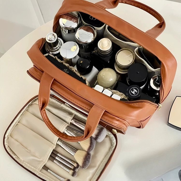 Brun sminkväska med borsthållare – organiserad förvaring för smink och hudvård